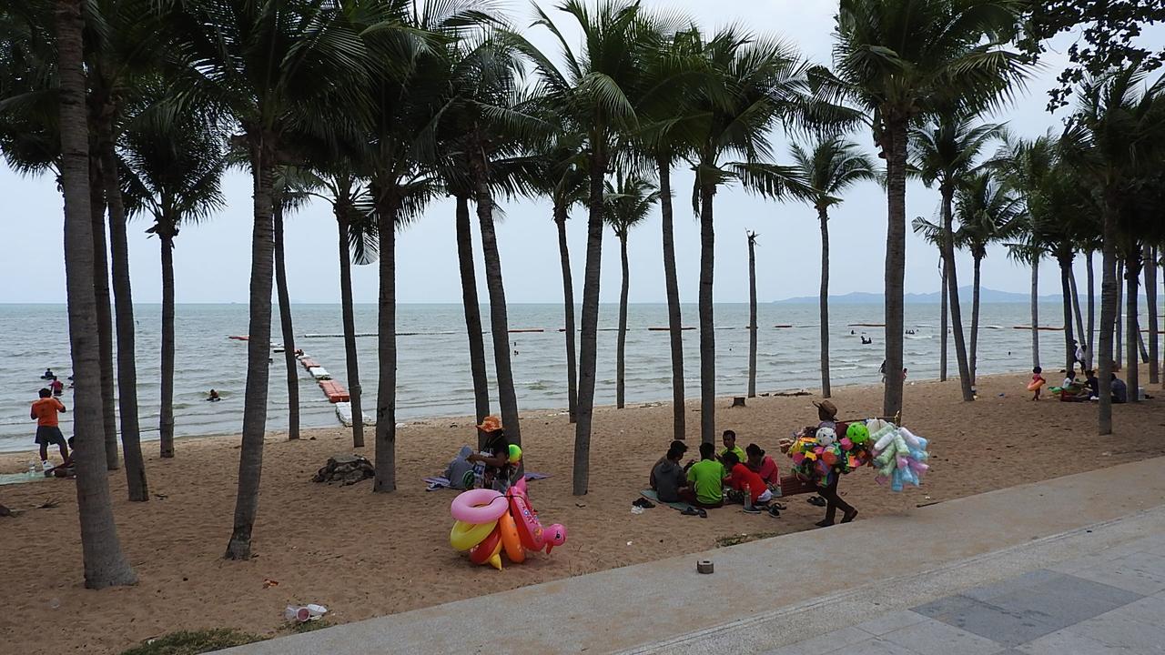 Luxurious Apartment On Jomtien Beach Road Praia de Jomtien Exterior foto